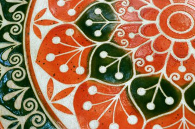 Canlı turuncu ve koyu yeşil renkli boyalı taş bir masa üstü, arka plan ve doku için.