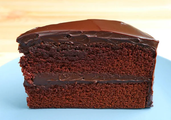 Vista Frontale Della Torta Strati Cioccolato Servita Sul Tavolo Legno — Foto Stock