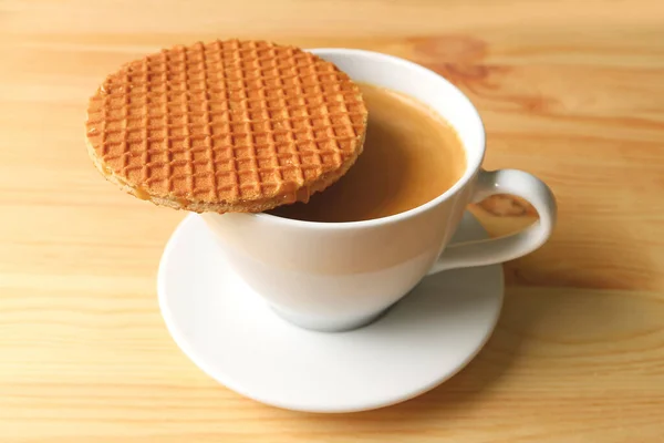 Stroopwafel Umieszczony Filiżance Gorącej Kawy Podawanej Drewnianym Stole — Zdjęcie stockowe