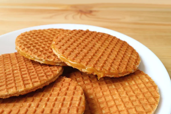 Plate Stroopwafel Cookies Tasty Dutch Traditional Sweets Served Wooden Table — Stock Photo, Image