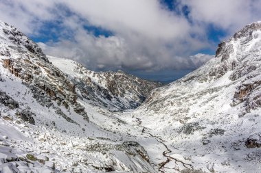 Bulgaristan 'ın Rila Dağı' nda kışın vadiyi geçen nehir, Maliovica.