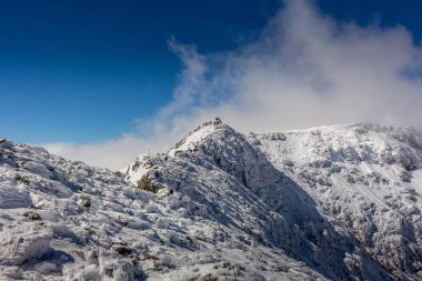 Bulgaristan 'ın Rila dağındaki soğuk kış fırtınası sonrasında Malovica zirvesine yürüyüş yapan Malovica.