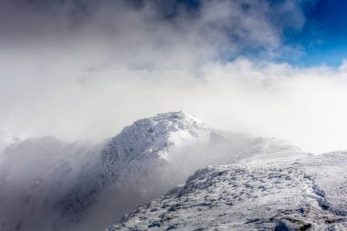 Bulgaristan 'ın Rila dağındaki bulutların sislerinde Maliovica zirvesi.