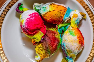 Paskalya yumurtalarını kağıtla boyamak..