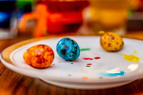 Colorful easter quail eggs in a plate. — Stock Photo, Image