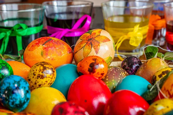 Zamknij zdjęcie kolorowe wielkanocne przepiórcze jajko i szklanki farby z wstążką. — Zdjęcie stockowe