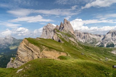 Güzel mavi gökyüzü ve beyaz bulutlar seceda zirvesinde muhteşem Val Gardena vadisinde Dolomite Dağları, Alpler, İtalya.