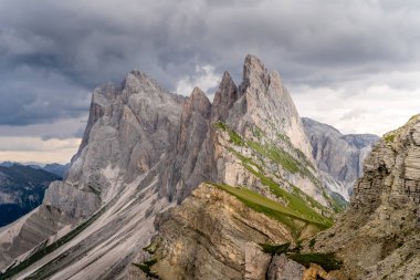 Dolomitler 'deki güzel Val Gardena Vadisi' ndeki Seceda zirvesine yaklaşan fırtına Alpler, İtalya.