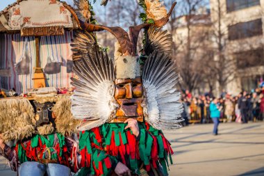 Mumyalar Bulgaristan 'ın Pernik kentindeki Surva festivalinde kötü ruhları korkutmak için ayinler düzenliyorlar. Maskeli insanlara Kuker (kukeri) denir. Tüylü ve boynuzlu ahşap maske.