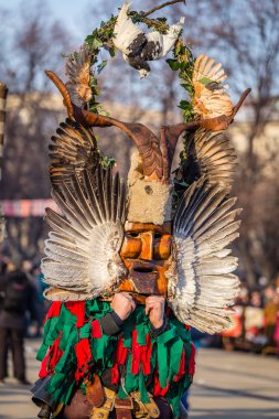 Mumyalar Bulgaristan 'ın Pernik kentindeki Surva festivalinde kötü ruhları korkutmak için ayinler düzenliyorlar. Maskeli insanlara Kuker (kukeri) denir. Tüylü ve güvercinli ahşap maske.