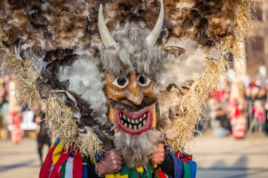 Mumyalar Bulgaristan 'ın Pernik kentindeki Surva festivalinde kötü ruhları korkutmak için ayinler düzenliyorlar. Maskeli insanlara Kuker (kukeri) denir. Ahşap tüy ve boynuzlardan yapılmış maske.
