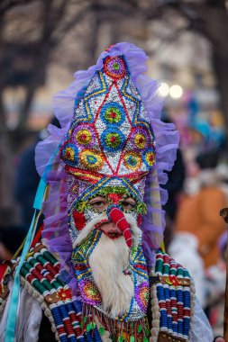 Mumyalar Bulgaristan 'ın Pernik kentindeki Surva festivalinde kötü ruhları korkutmak için ayinler düzenliyorlar. Maskeli insanlara Kuker (kukeri) denir. Renkli ve parlak maske.