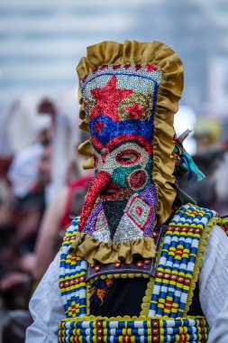 Mumyalar Bulgaristan 'ın Pernik kentindeki Surva festivalinde kötü ruhları korkutmak için ayinler düzenliyorlar. Maskeli insanlara Kuker (kukeri) denir. Motley maskesi.