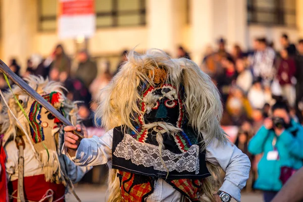 Mummery odprawiają rytuały, by wystraszyć złe duchy na festiwalu Surva w Pernik w Bułgarii. Ludzie w maskach nazywani są Kuker (kukeri). Maska z wełny. — Zdjęcie stockowe