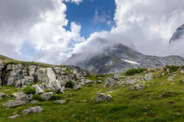 Bulgaristan 'ın Rila dağındaki dramatik gökyüzü ile nefes kesici manzara.