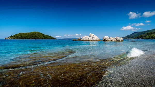 Día Soleado Sobre Costa Rocosa Una Isla Solitaria Mar Con — Foto de Stock