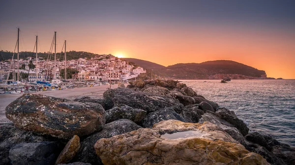 Pôr Sol Sobre Quebra Mar Bela Cidade Skopelos Grécia Imagem De Stock