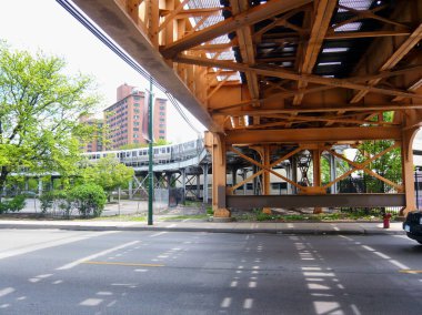 Tren çelik inşaat köprüsünden geçiyor.