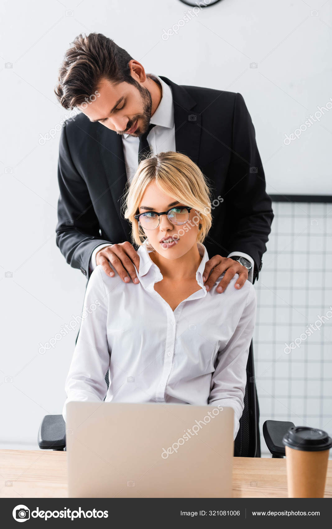 Affaire De Bureau. Entouré De Belles Dames. Collègue Séduisant. Collègues D' affaires Hommes Et Femmes. Flirter Au Bureau. Entreprise De Carrière. Flirt  Et Séduction. Flirter Avec Le Patron. Secrétaire Et Gérant Banque D'Images