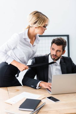 Ofis masasında seksi sekreter cazip bir iş adamı.