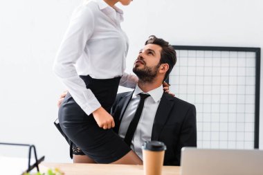 İş kadınının iş yerinde seksi bir işadamına dokunması.