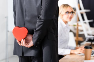 Sekreter için hediye saklayan işadamlarının seçici odağı 