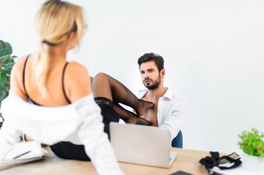 Seksi iş adamının iş arkadaşıyla flörtleşmesinin seçici odağı 