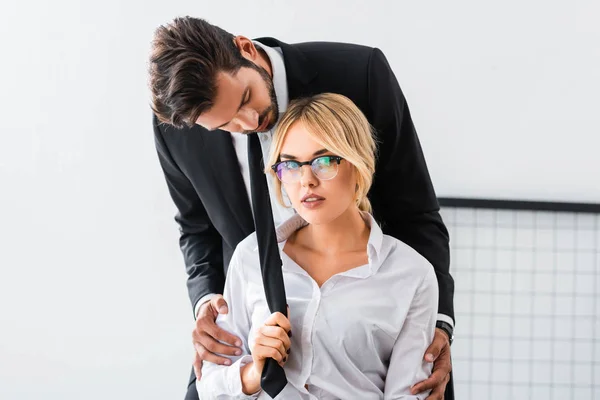 Sexy Mujer Negocios Tirando Corbata Hombre Negocios Oficina — Foto de Stock