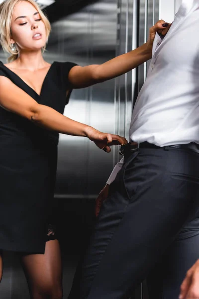 Mujer Tirando Cintura Camisa Hombre Ascensor Oficina — Foto de Stock