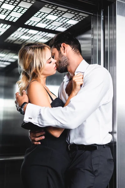 办公室电梯里的性感夫妻脱光衣服 — 图库照片