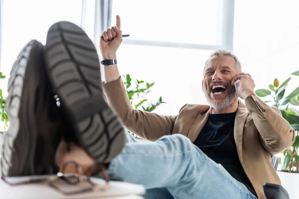 Enfoque Selectivo Del Hombre Negocios Alegre Señalando Con Dedo Hablando — Foto de Stock