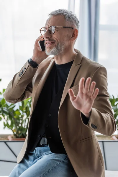 Enfoque Selectivo Hombre Negocios Barbudo Gafas Gestos Hablar Teléfono Inteligente —  Fotos de Stock