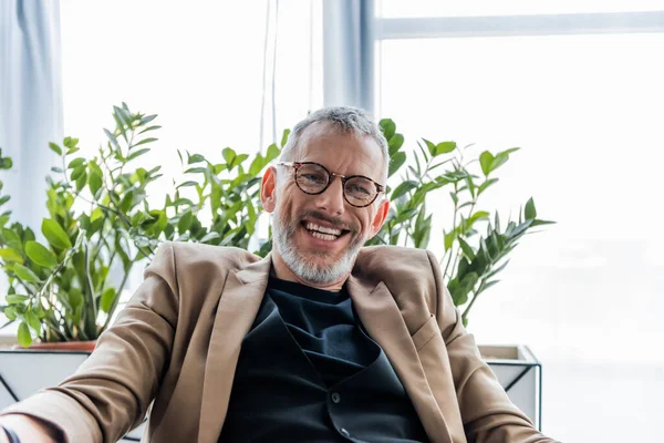 Hombre Negocios Feliz Gafas Sonriendo Mientras Mira Cámara —  Fotos de Stock