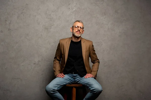 Hombre Negocios Barbudo Gafas Mirando Cámara Sentado Gris — Foto de Stock