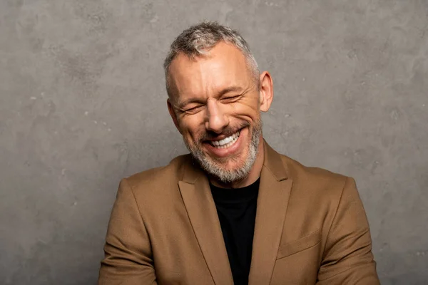 Homem Alegre Com Olhos Fechados Rindo Cinza — Fotografia de Stock