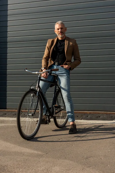 Napfény Jóképű Üzletember Kéz Zsebben Közel Kerékpár Kívül — Stock Fotó