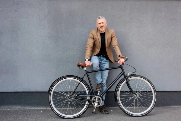 Schöner Geschäftsmann Blazer Und Jeans Steht Neben Fahrrad Draußen — Stockfoto