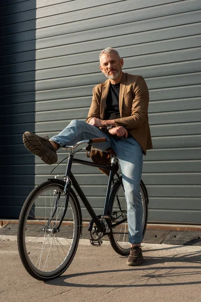 Luz Del Sol Hombre Negocios Guapo Posando Cerca Bicicleta Fuera Fotos de stock libres de derechos