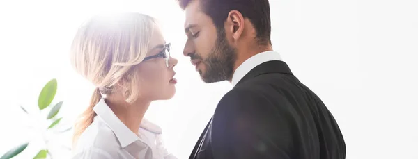 Colpo panoramico di uomo d'affari e donna d'affari flirtare in ufficio — Foto stock