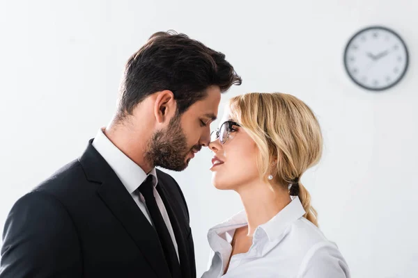 Вид на бизнес-пару, смотрящую друг на друга во время флирта в офисе — стоковое фото