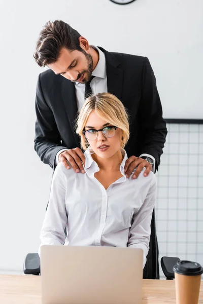 Empresario coqueteando con sexy mujer de negocios en la oficina - foto de stock