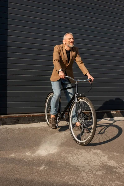 Luz solar em belo homem de negócios andar de bicicleta fora — Fotografia de Stock