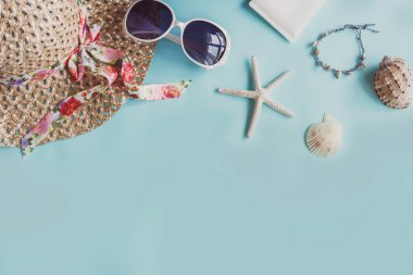 Gezgin kopya alanı yeşil zemin üzerine kıyafet