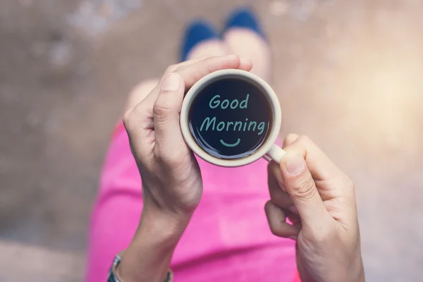 Mujer sosteniendo una taza de café por la mañana — Foto de Stock