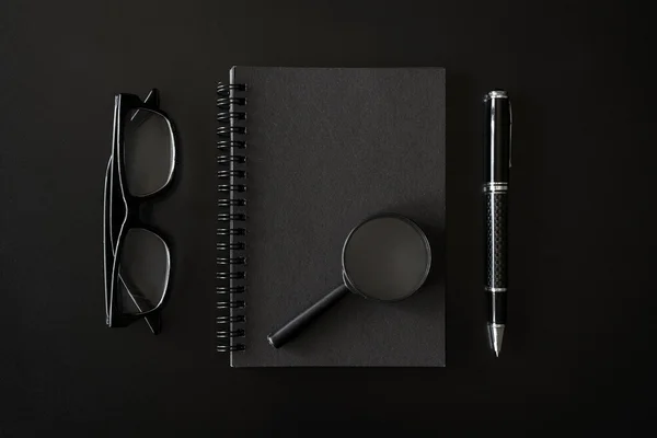 İle boşaltmak siyah arka plan üzerine siyah notebook — Stok fotoğraf