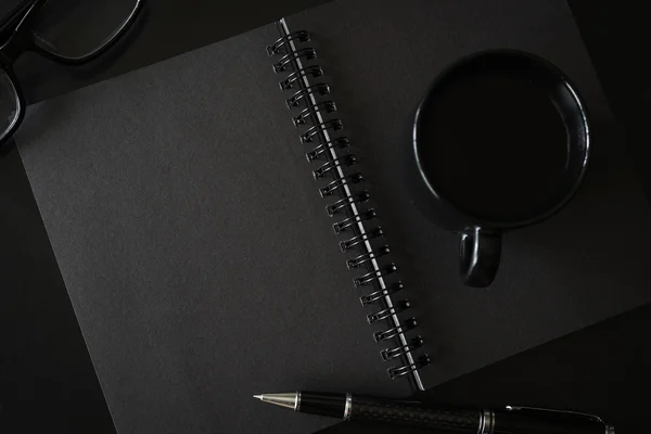 Caderno preto com copyspace e xícara de café — Fotografia de Stock