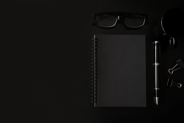 Carnet noir avec copyspace et tasse de café — Photo