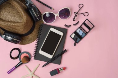 kadın makyaj ve aksesuarlar, pembe arka plan izole
