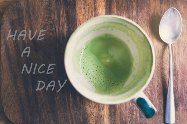 Άδειο matcha πράσινο τσάι latte Κύπελλο σε ένα ξύλινο ταμπλό με — Φωτογραφία Αρχείου