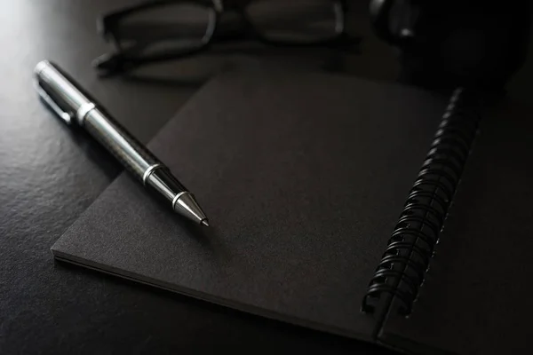 黑色笔记本与 copyspace 和杯咖啡 — 图库照片